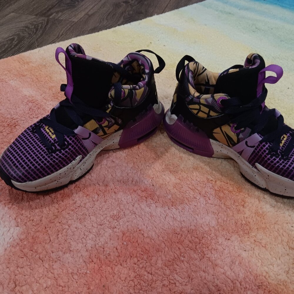 Nike Youth LeBron Witness 7 SE GS Lakers Graffiti sneakers Size 4 - Picture 3 of 8